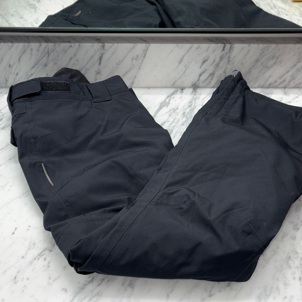 Women’s Black ski Pants. Snow pants, size 4, daughter’s stylish cut.